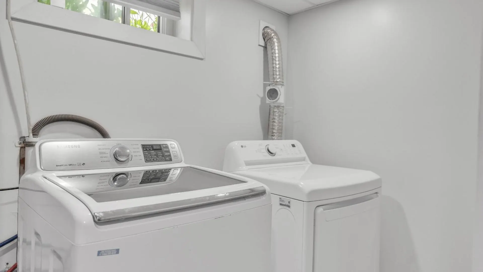 Luxury Basement Suite In Top Prime Location Winnipeg 0*,